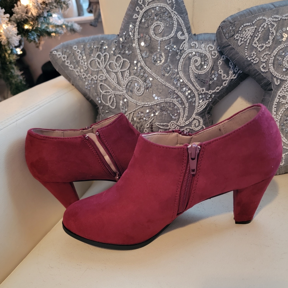 Sanzi Wine Heeled Ankle Boots Journee Collection NIB Size 10WD
